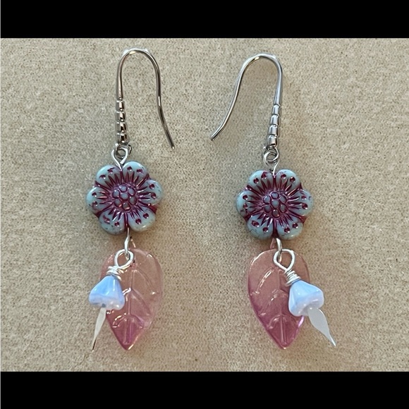 New Gorgeous Czech Glass Morning Glory Flower Earrings - Picture 1 of 9